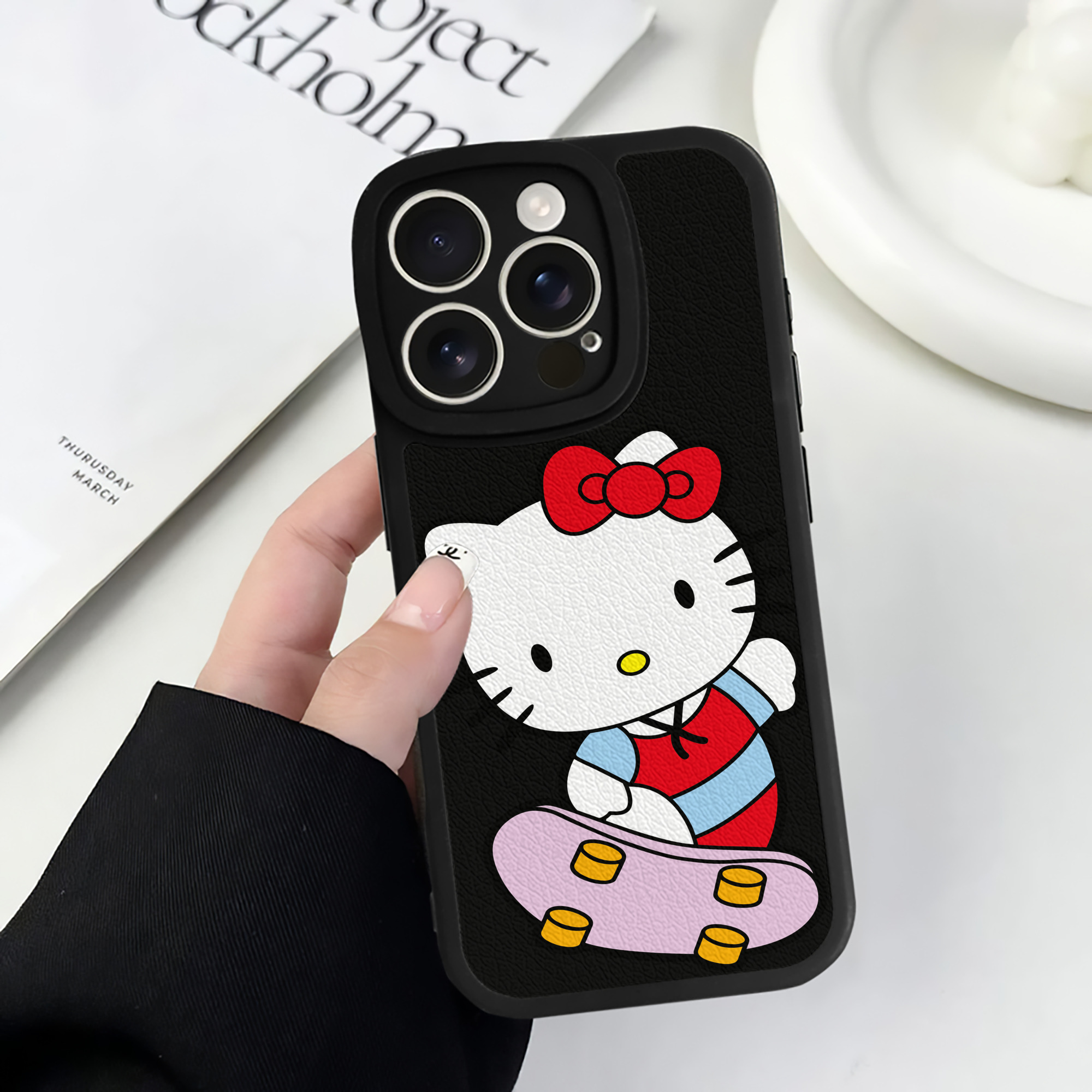 （画像用） Hello Kitty ハローキティ 【iPhone 16シリーズ対応】シリコンスマホケース（レザー調） 材質：シリコン